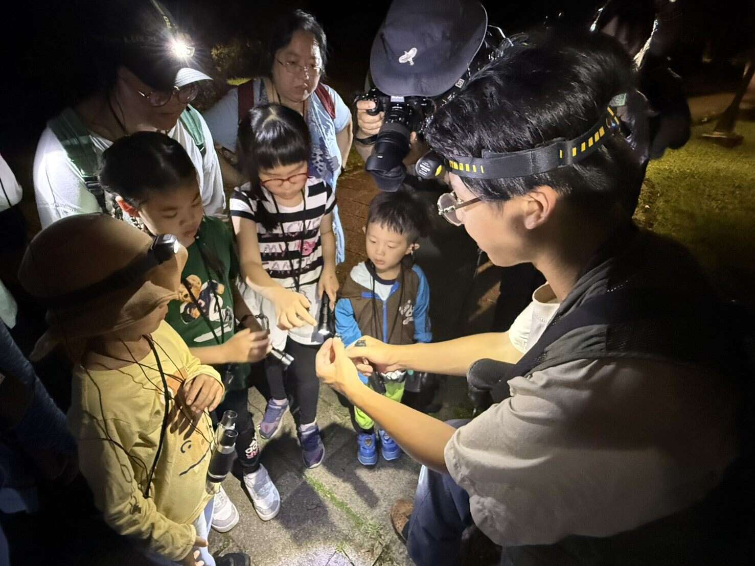 芝山文化生态绿园与市立天文馆合作，亲子一同参与《星空下的科学奇蹟》生态导览与观星体验。(图片来源：台北市政府文化局)