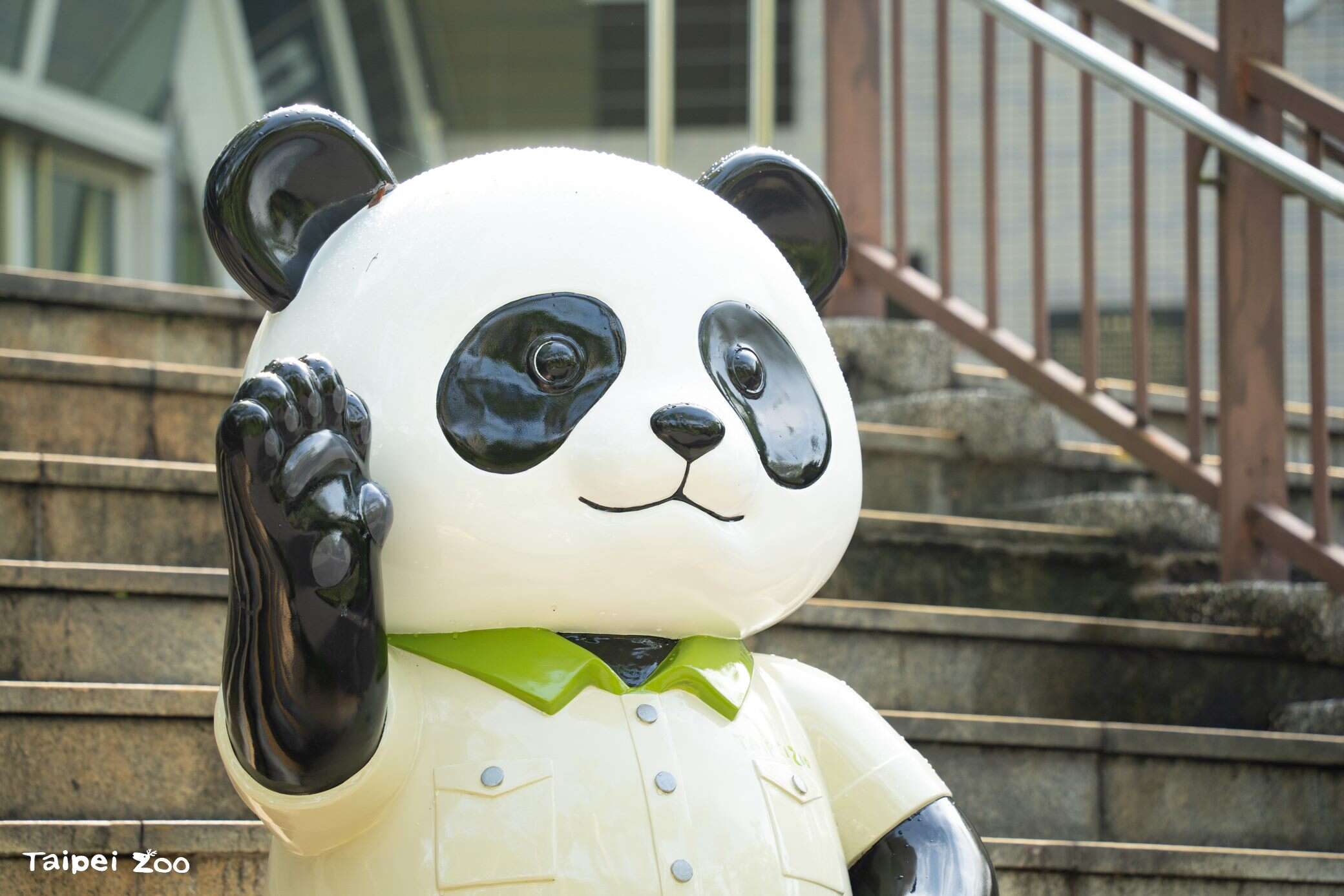 大貓熊館前動物園制服大貓熊雕像等大家來合照(圖片來源：臺北市立動物園)