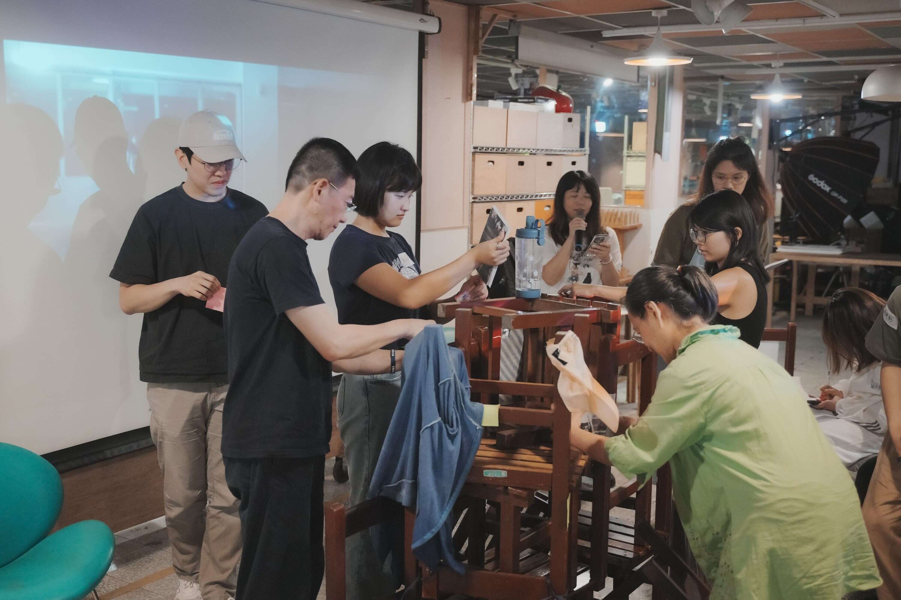 「社区参与式剧场共创」工作坊参与者即兴演出(图片来源：台北市都市更新处更新经营科)
