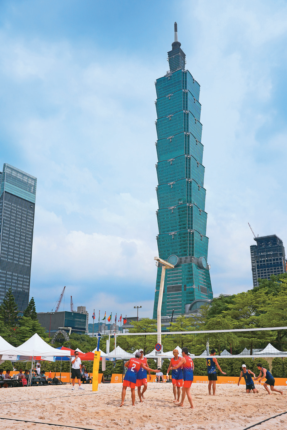 P38-41-台北新日常-5@2025雙北世界壯年運動會執行委員會-北市府前廣場變身沙灘排球賽場。