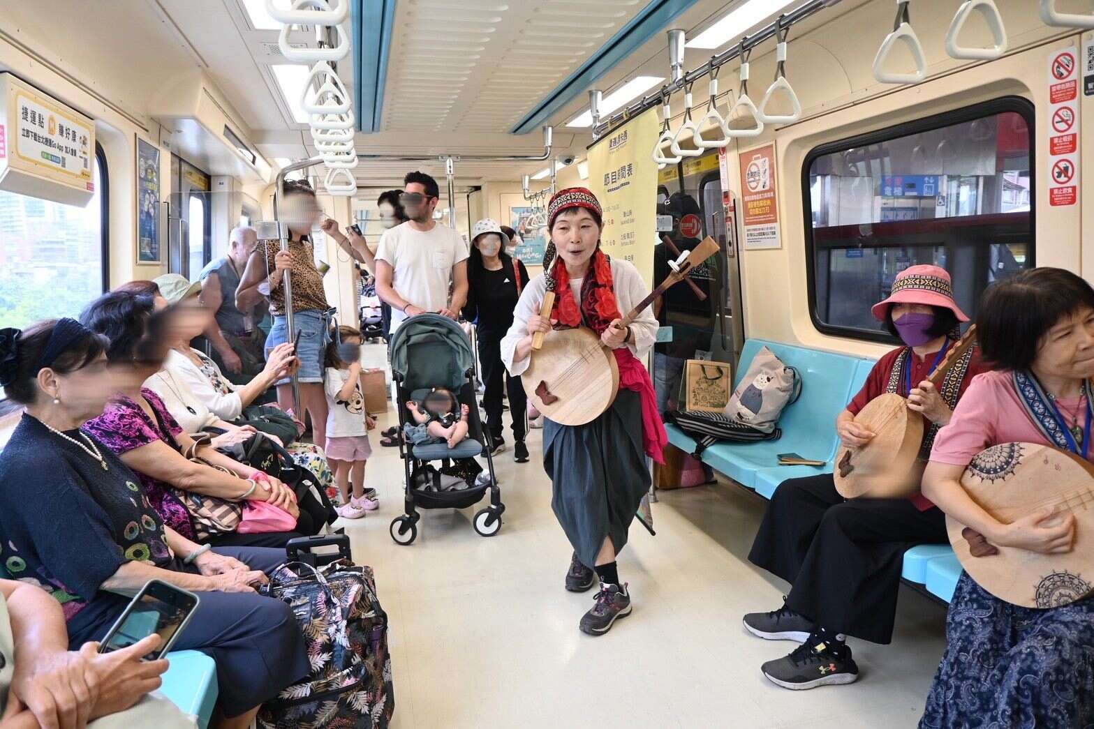 民眾一同聆聽音樂(圖片來源：臺北大眾捷運股份有限公司)