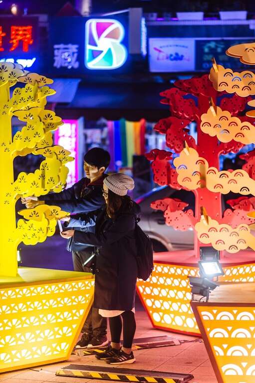 民众来到这里，可把愿望与对爱的期许系在祈愿树上