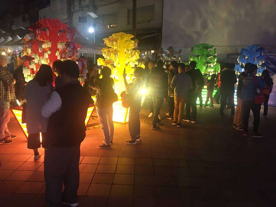 彩蛋区彩光祈愿树前，吸引民众驻足拍照