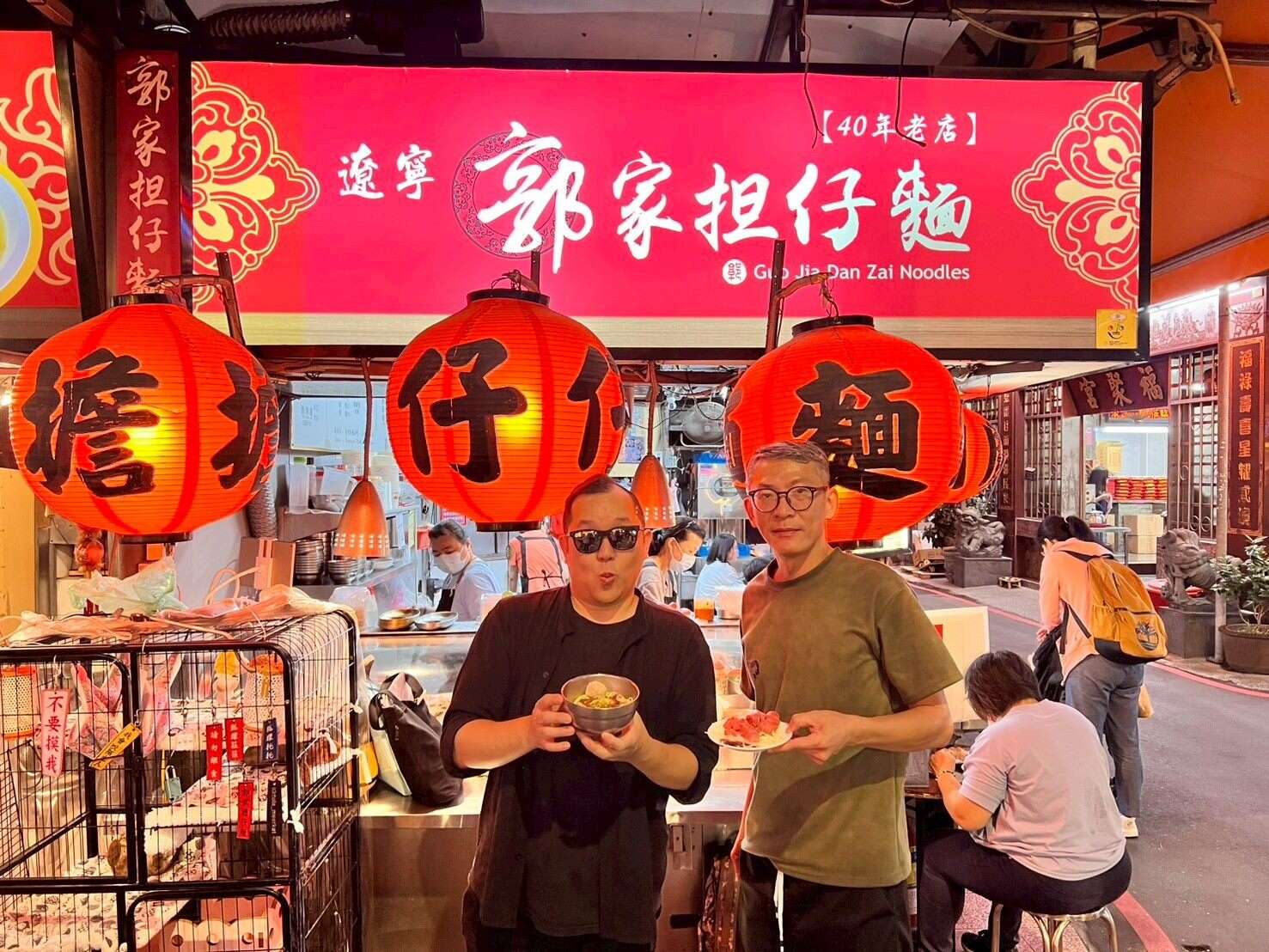 「郭家担仔面」大红灯笼高挂，看起来喜气洋洋(图片来源：台北市市场处)