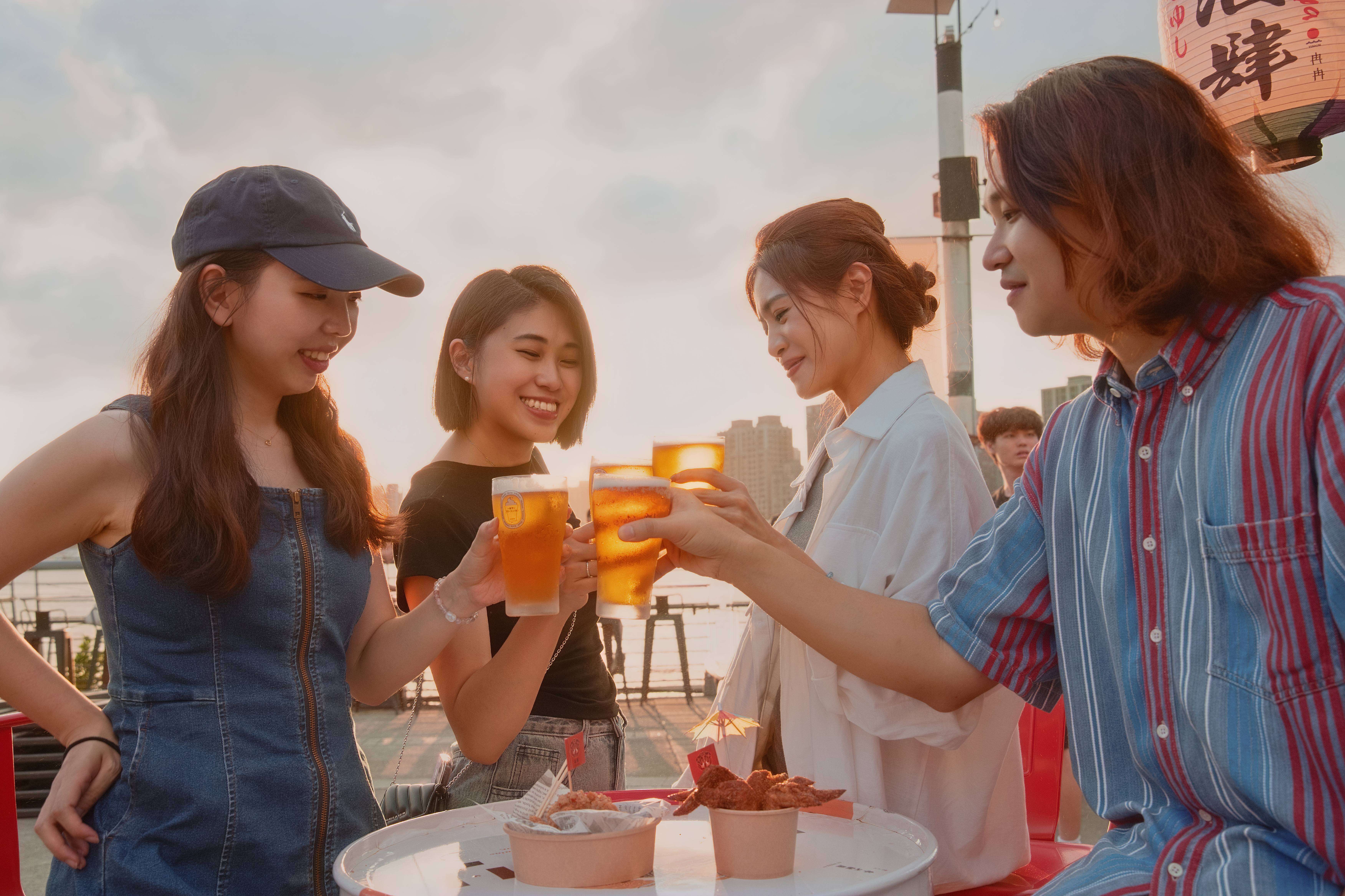 三五好友漫游大稻埕，来趟蓝色水路之旅，留下夏日美好回忆(图片来源：台北市政府观光传播局)