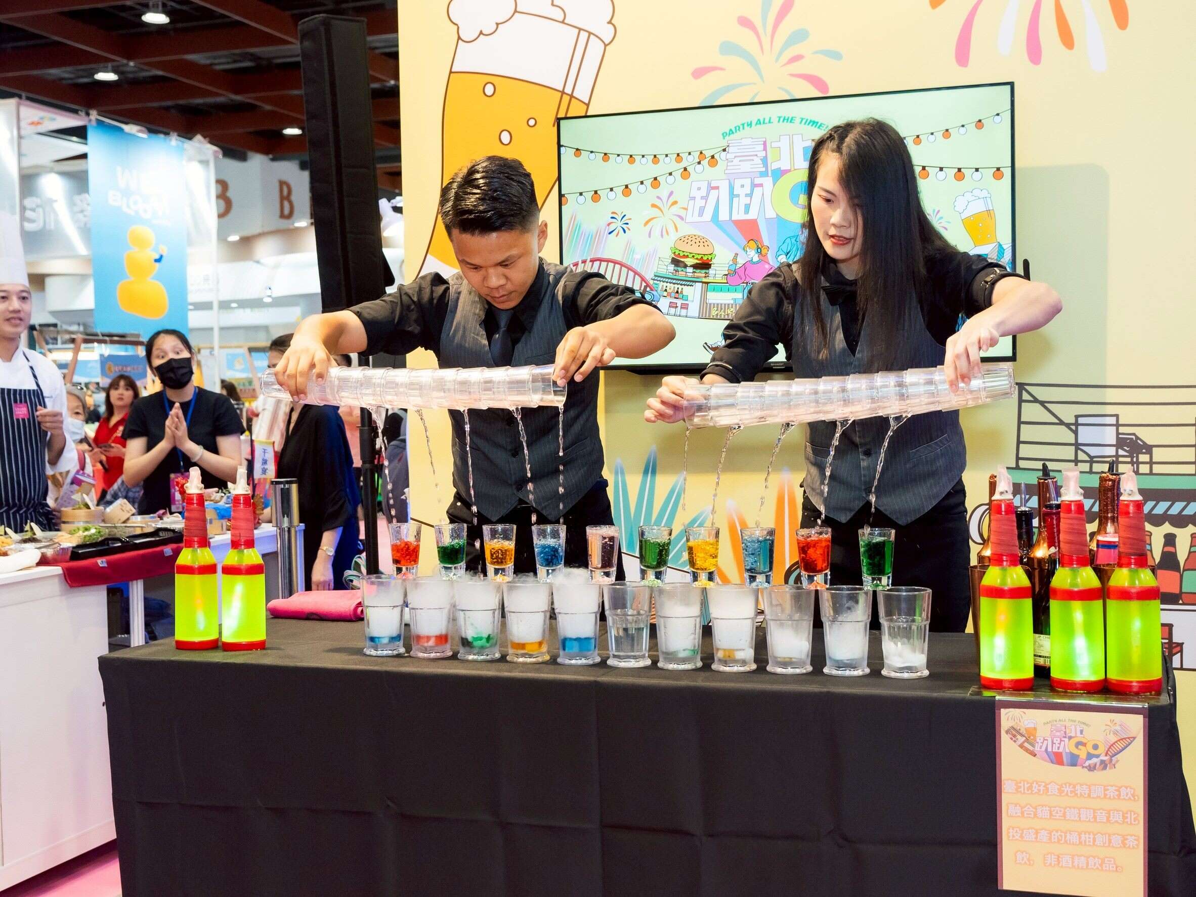 2025年台北夏季旅展「台北馆」开幕表演花式调饮秀，精彩技艺嗨翻全场！