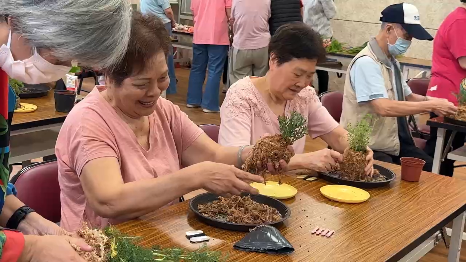 透過雙手碰觸感受、鼻子嗅聞土香及香草氣味，以及學員間的閒聊與技術分享，多重刺激感官及人際交流達到綠色療癒效果。