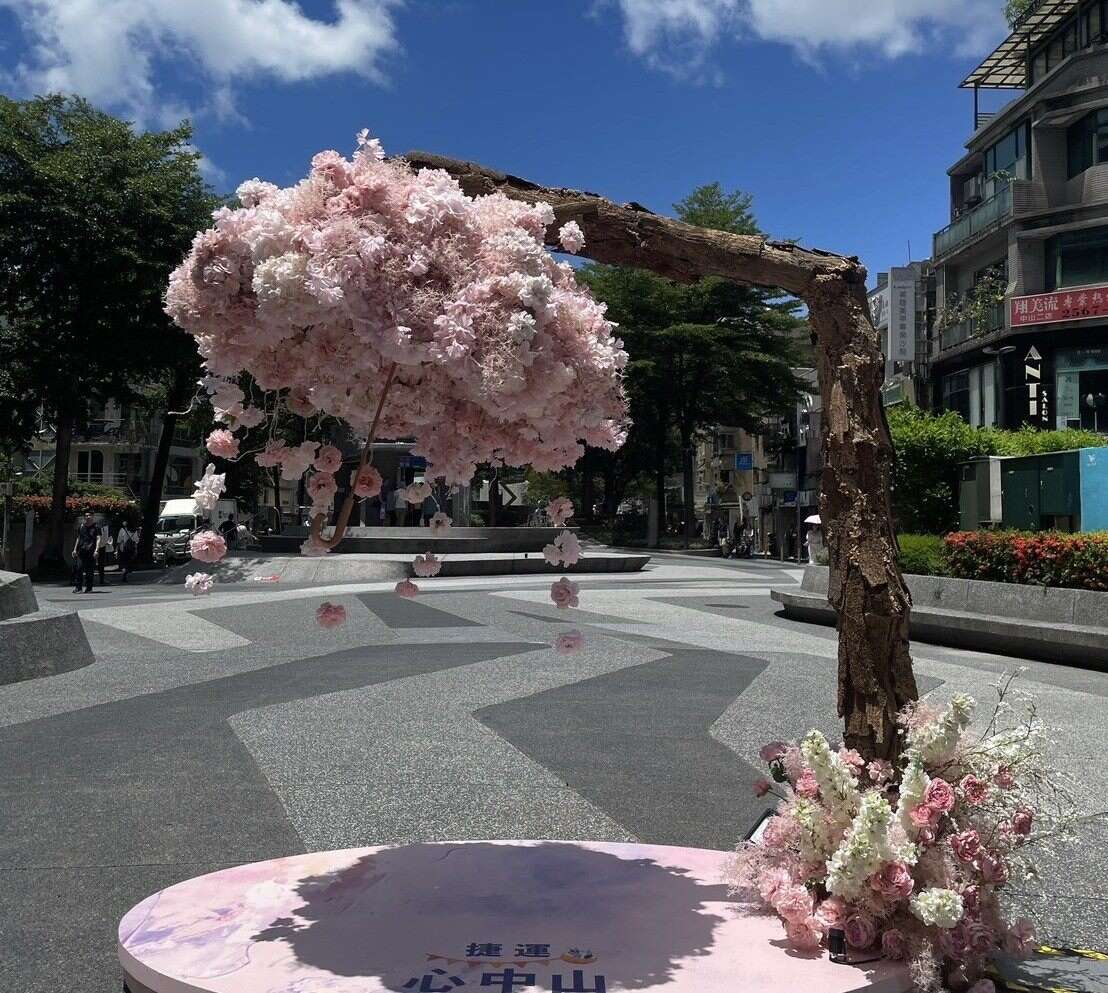 心中山南段開幕主題活動裝置藝術-花樹(圖片來源：臺北大眾捷運股份有限公司)