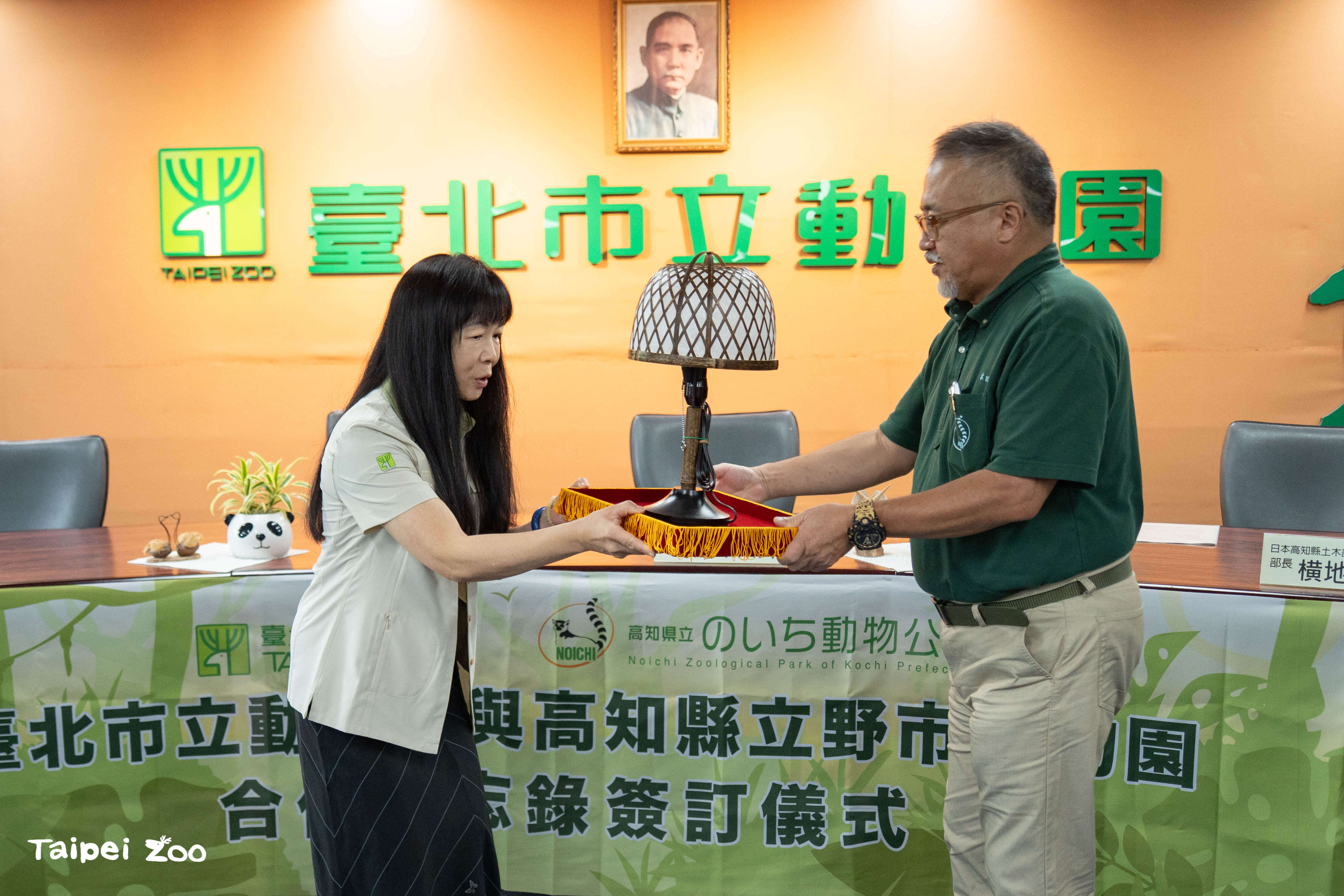 Director Yusuke Honda of Noichi Zoological Park presents a commemorative gift