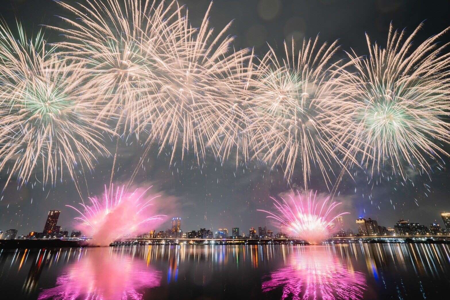 8月20日晚间8时，300秒「金埕水样」烟火秀双倍施放，施放效果达600公尺，照亮河岸夜空(图片来源：台北市政府观光传播局)