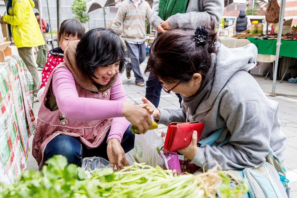 透过挑选来自产地的新鲜农产品，重新建立人与食物之间的关系。（卢大中摄）