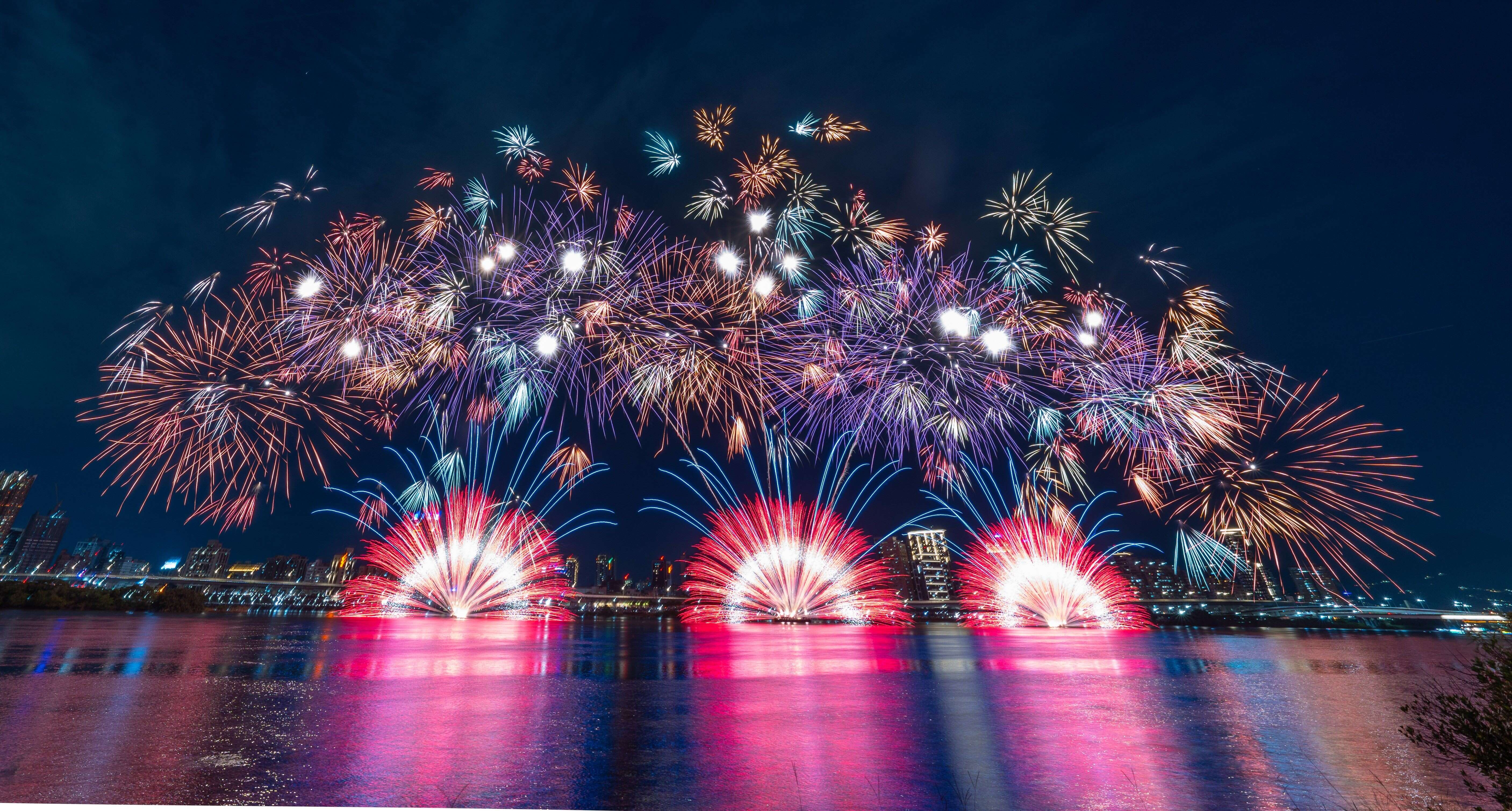 大稻埕夏日节压轴场480秒「爱情来得正是时候」主题烟火，将施放大型千轮烟火「埕彩千轮」、蓝色流星雨等全新特效(图片来源：台北市政府观光传播局)