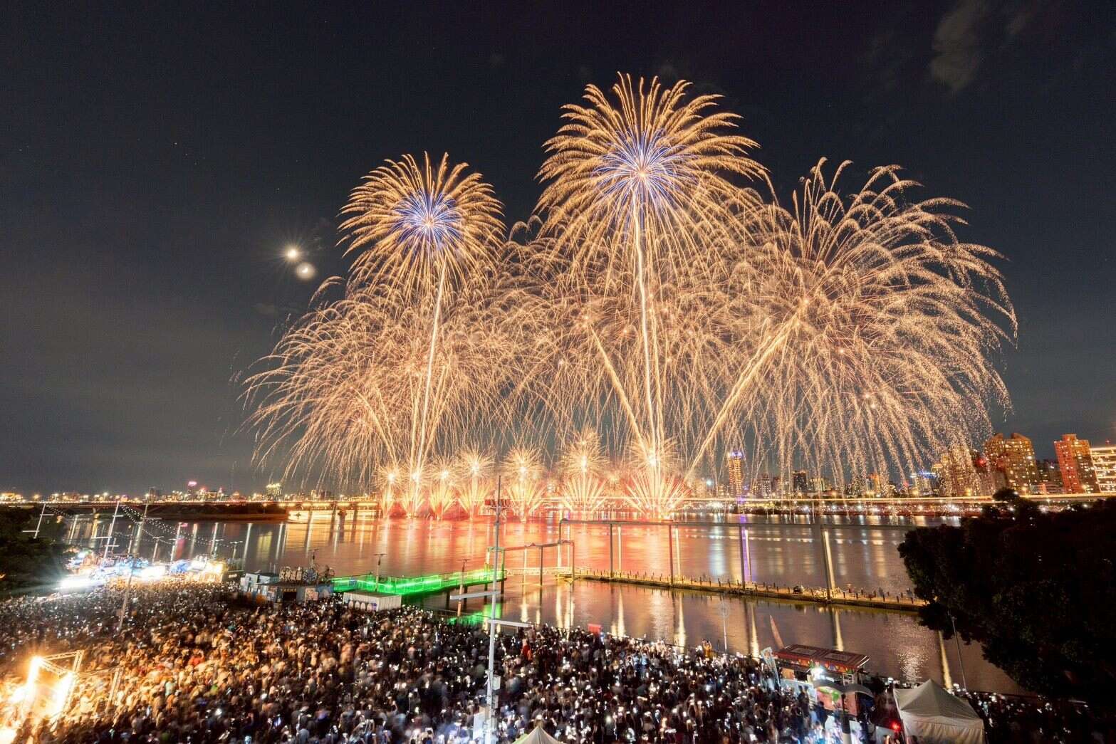 480秒璀璨烟火吸引近15万人次齐聚大稻埕延平河滨公园(图片来源：台北市政府观光传播局)