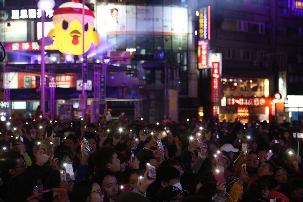 民众举起手机灯海一起享受闭幕灯光秀