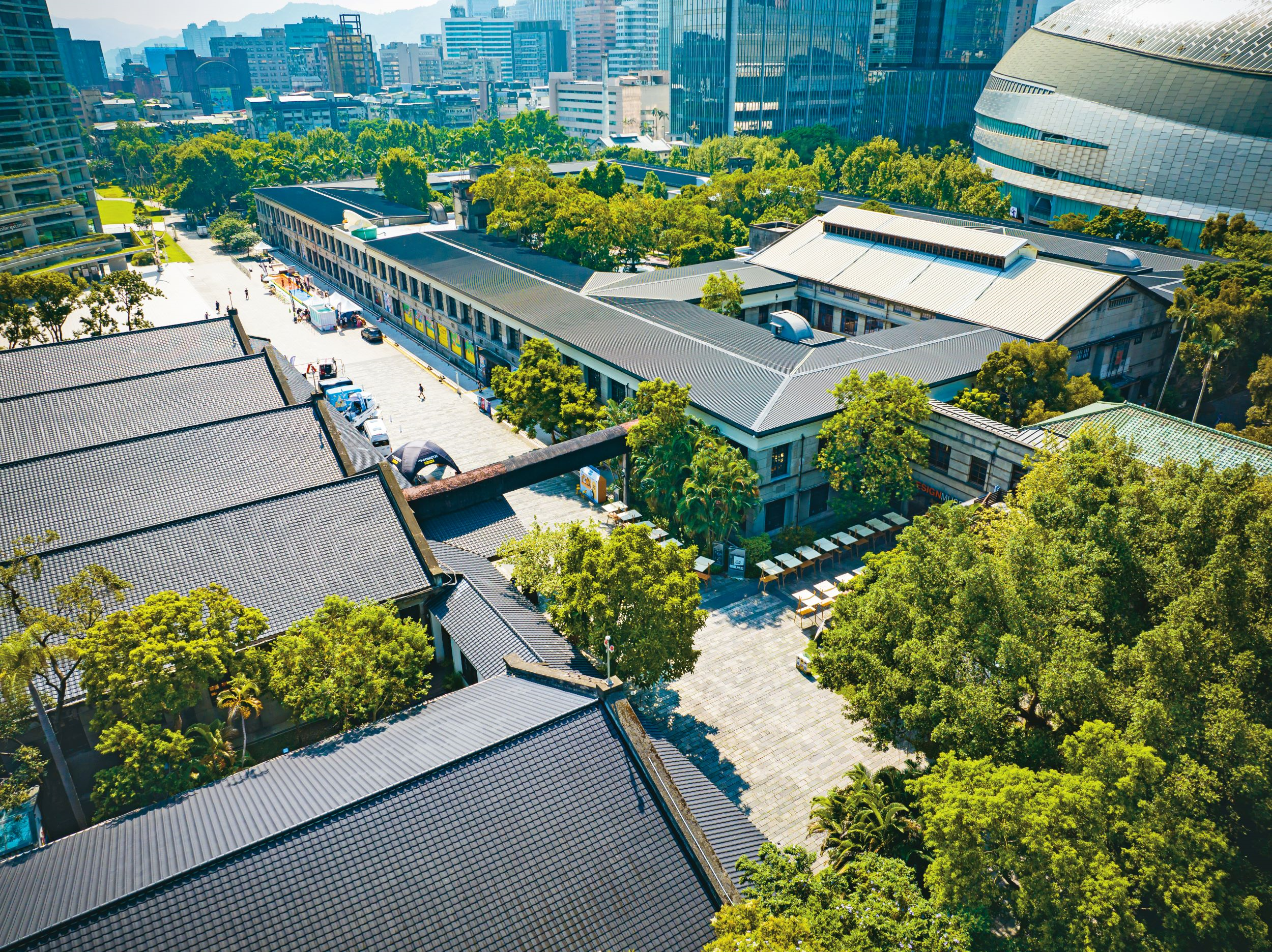 松山文創園區活化製菸工廠、倉庫等古蹟建築，民眾可沿著昔日產業痕跡走入歷史現場。（圖／松山文創園區）