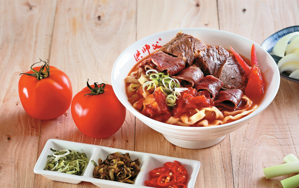 1 「洪師父牛肉麵」的紅麴番茄牛肉麵以牛小排與牛腩入菜，口味創新。（圖／洪師父牛肉麵）