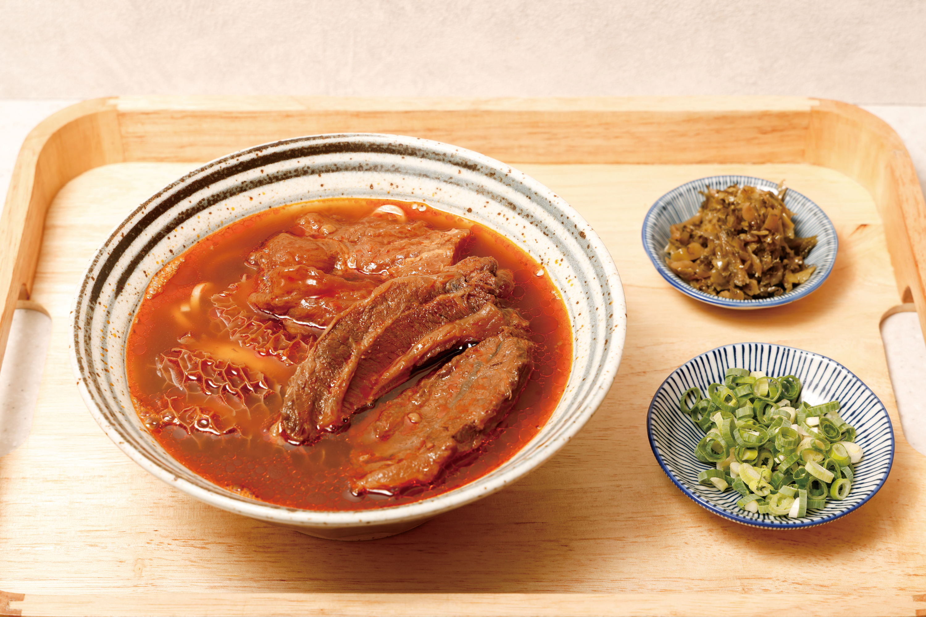 4 「御真牛餐館」的牛肉麵以筋肉交織的牛腱心搭配紅燒湯頭，十分對味。