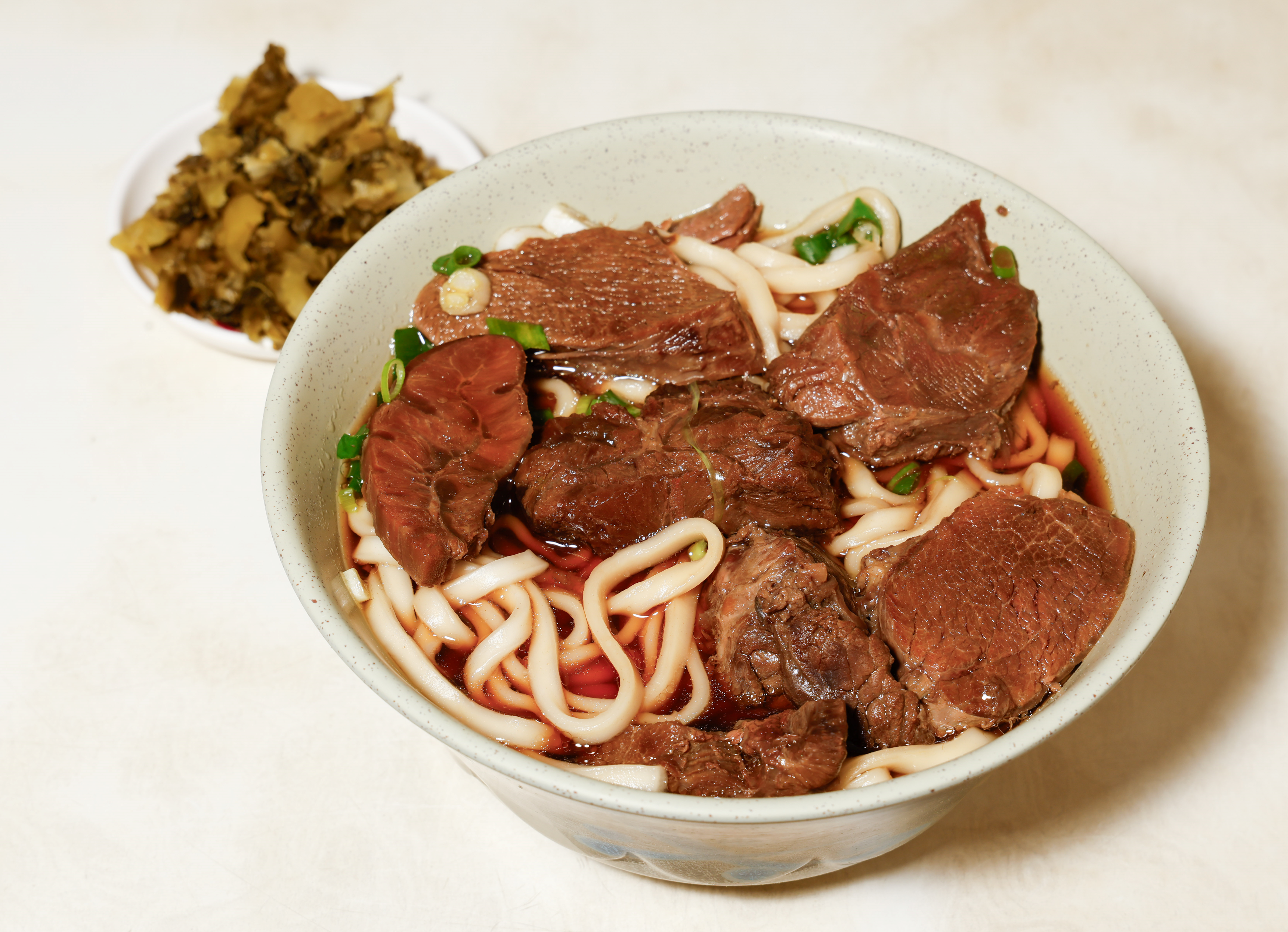2 「小吳牛肉麵」的厚實肉塊和紅燒湯頭，呈現道地眷村風味。