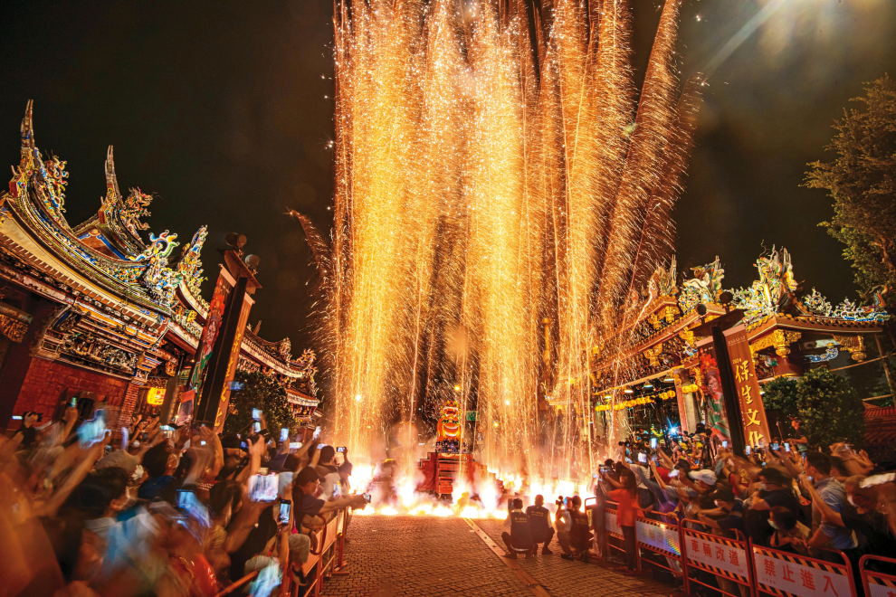 4@財團法人台北保安宮-「保生文化祭」重頭戲放火獅,隨著蜂炮衝入雲霄,象徵辟邪除疫。