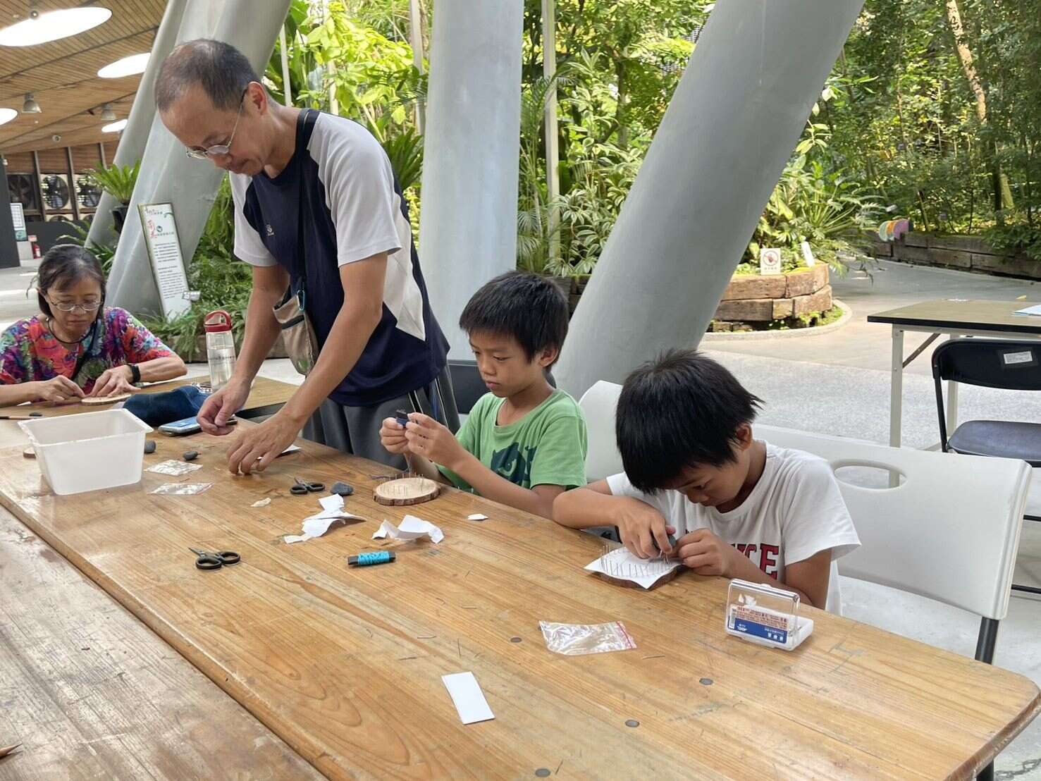 釘繩花器課程在木片上創作出屬於自己的圖案-(圖片來源：臺北市政府工務局公園路燈工程管理處)