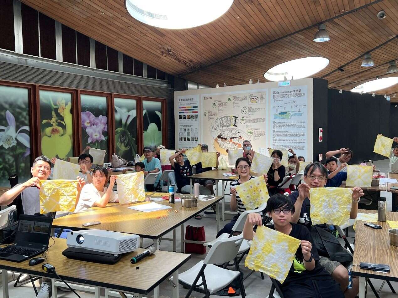 學員展示各種不同的染布花紋(圖片來源：臺北市政府工務局公園路燈工程管理處)