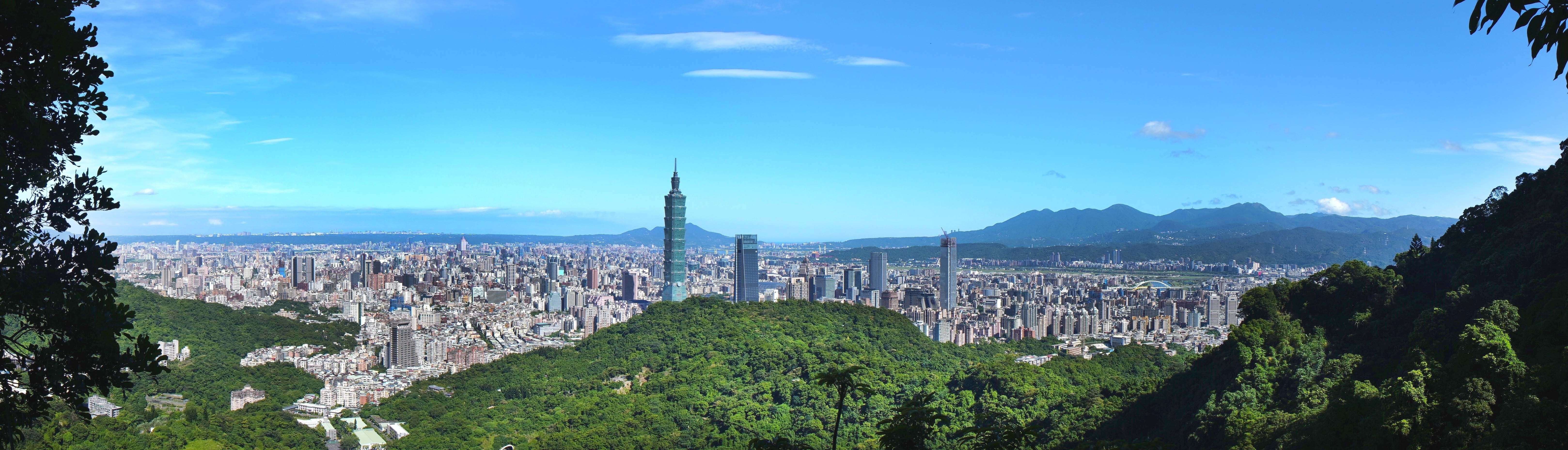 被山環繞的生態城市(從南港山往北俯瞰)。(圖片來源：臺北市政府工務局大地工程處)