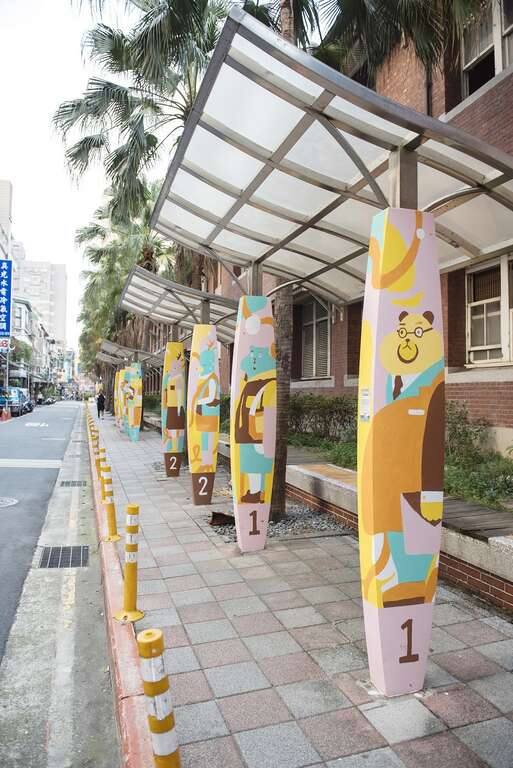 建成國中候車亭，以彩繪塗鴉的方式呈現出國中生的校園體驗，以及對未來的嚮往、期待。（圖／台北當代藝術館提供）
