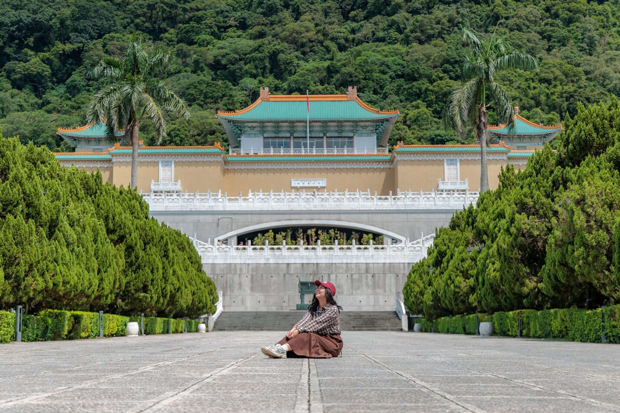 泰國網紅Travels Again對國立故宮博物院的建築設計和文物典藏感到驚艷。(圖片來源：臺北市政府觀光傳播局)