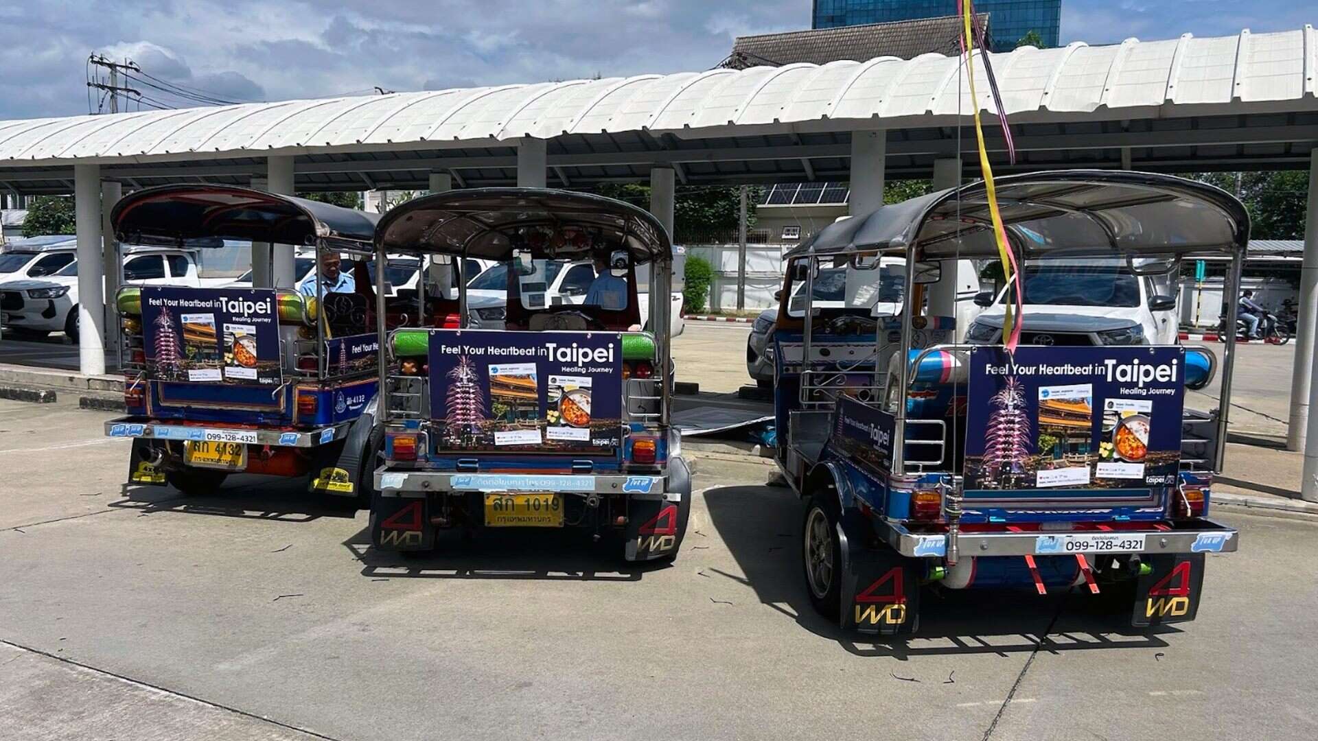 結合戶外廣告與泰國當地嘟嘟車做移動式宣傳，在曼谷街頭穿梭擴大曝光。(圖片來源：臺北市政府觀光傳播局)