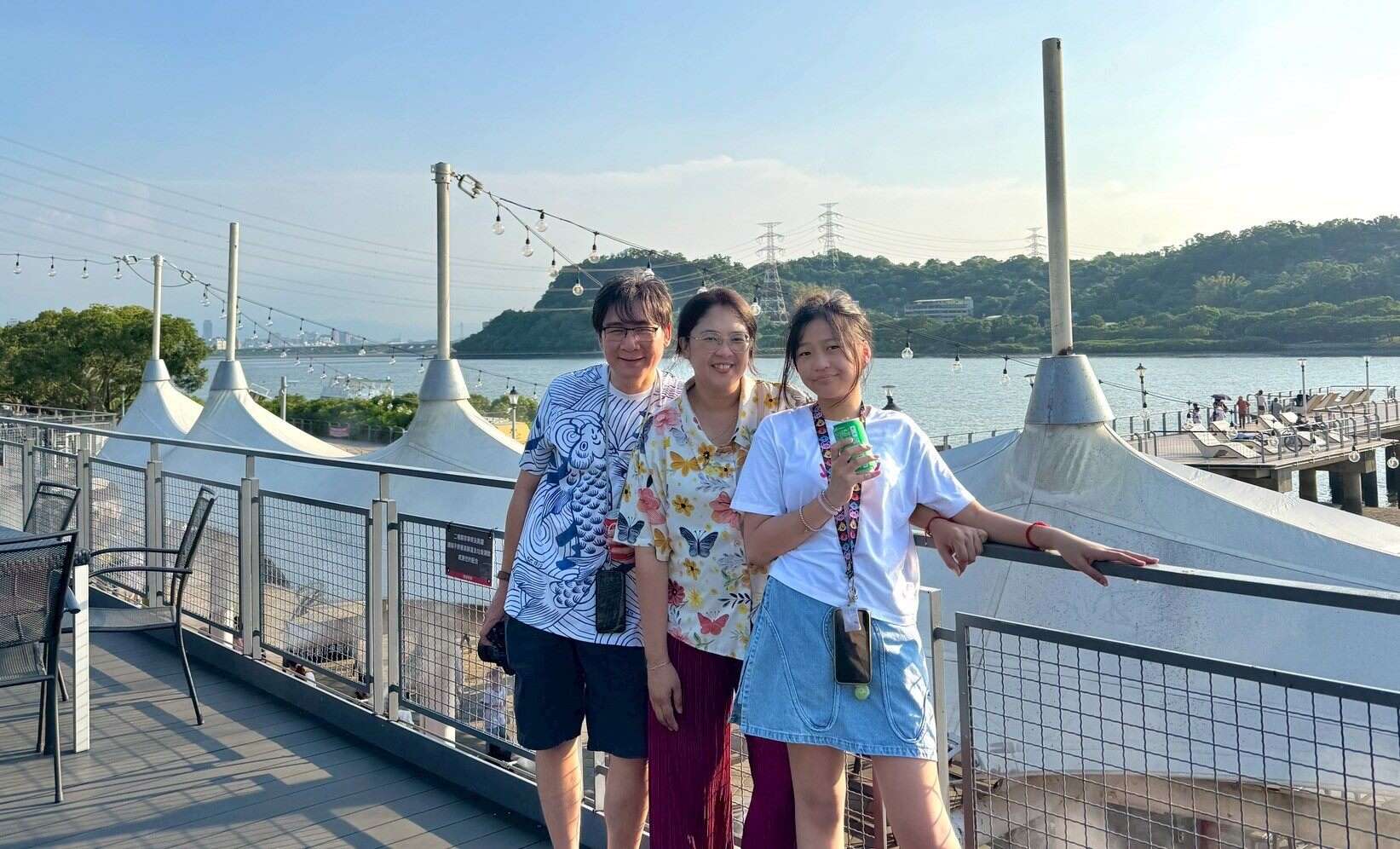 泰國網紅Tam Story一家人相當享受關渡碼頭和水岸公園的悠閒輕旅行時光。(圖片來源：臺北市政府觀光傳播局)