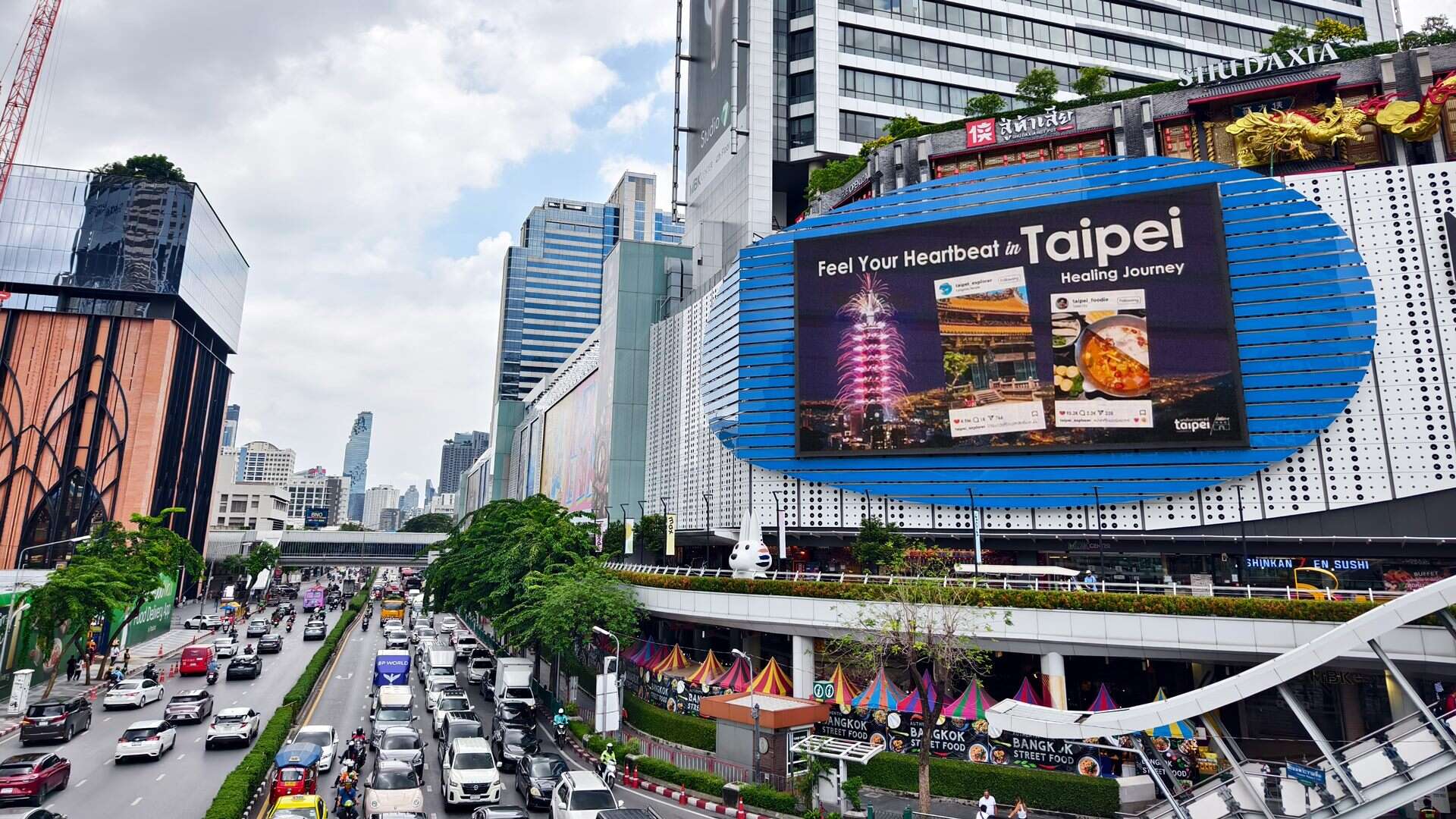 臺北市觀光戶外廣告於印尼首都雅加達核心商業區曝光，成功觸及當地白領族群。(圖片來源：臺北市政府觀光傳播局)
