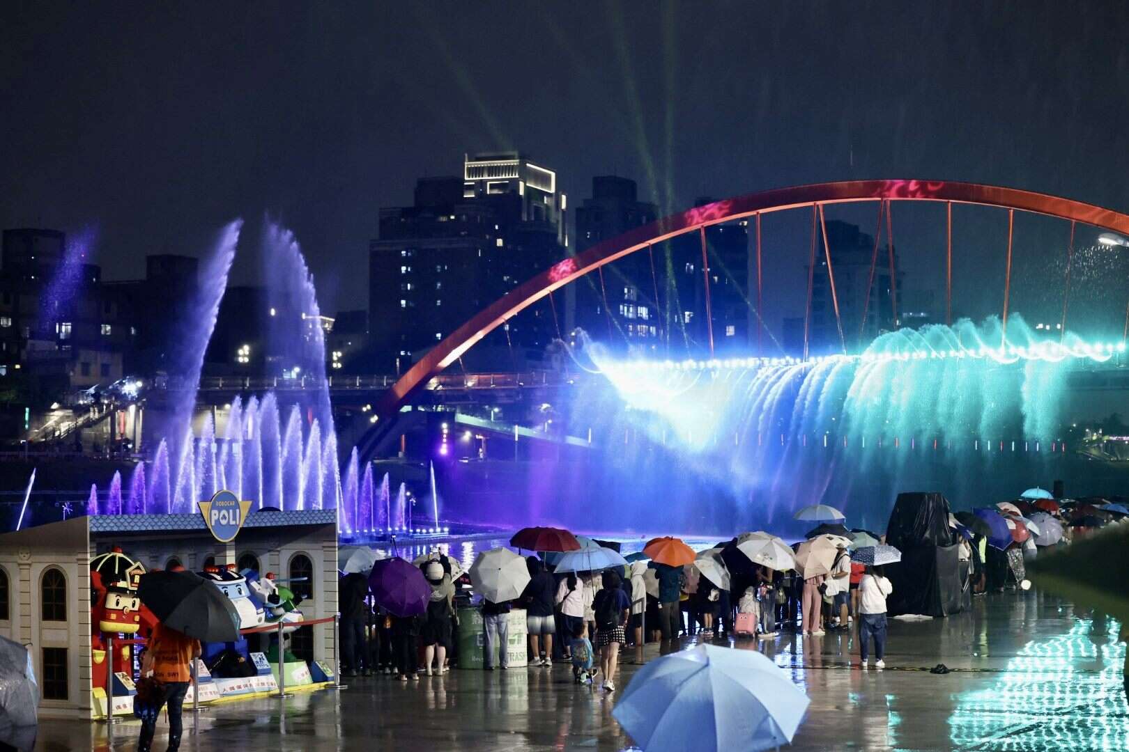 「2025台北水舞嘉年華」共推出上百場水舞秀及週末限定主題活動，為今秋最受矚目的城市盛事（圖片來源：臺北市政府觀光傳播局）
