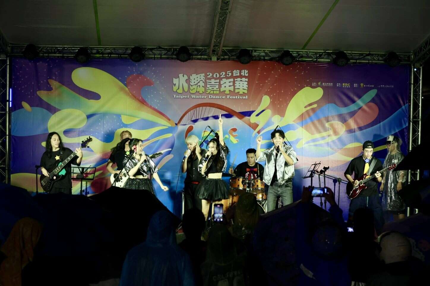 YOYO藝人與旅人樂團跨界演出改編版〈卡加布列島〉，不分年齡全場大聲合唱同歡（圖片來源：臺北市政府觀光傳播局）