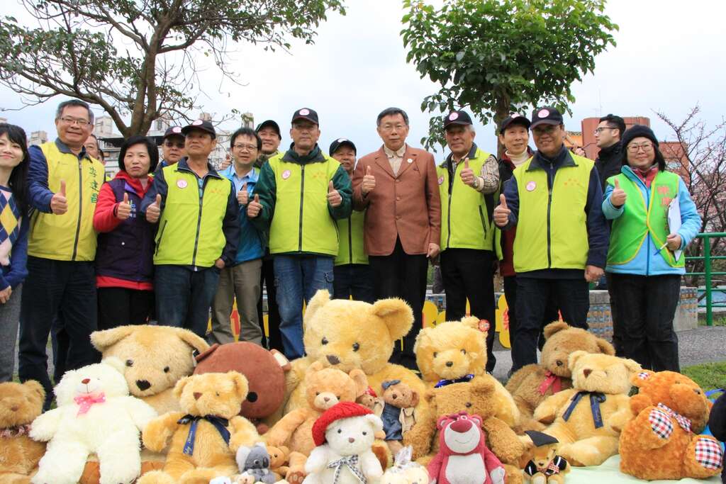 圖６市長與熊熊家族合影