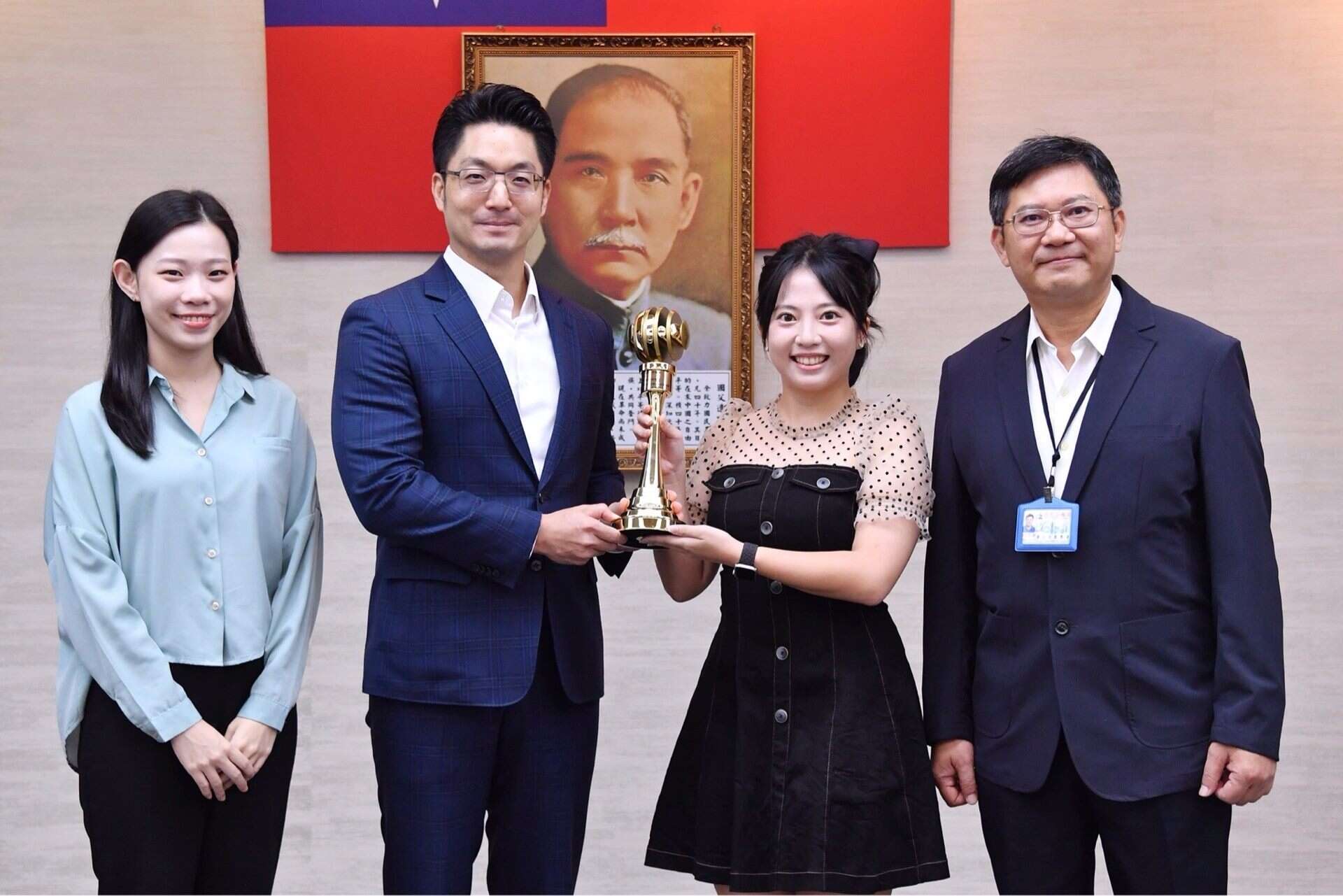 台北电台今(28)日市政会议由获奖节目主持人黄建钧(雷恩)向市长蒋万安陈献2025文创产业新闻报导奖广播新闻报导类优胜奖，展现台北电台兼具文化深度与创意能量的制作实力。（图片来源：台北市政府观光传播局）