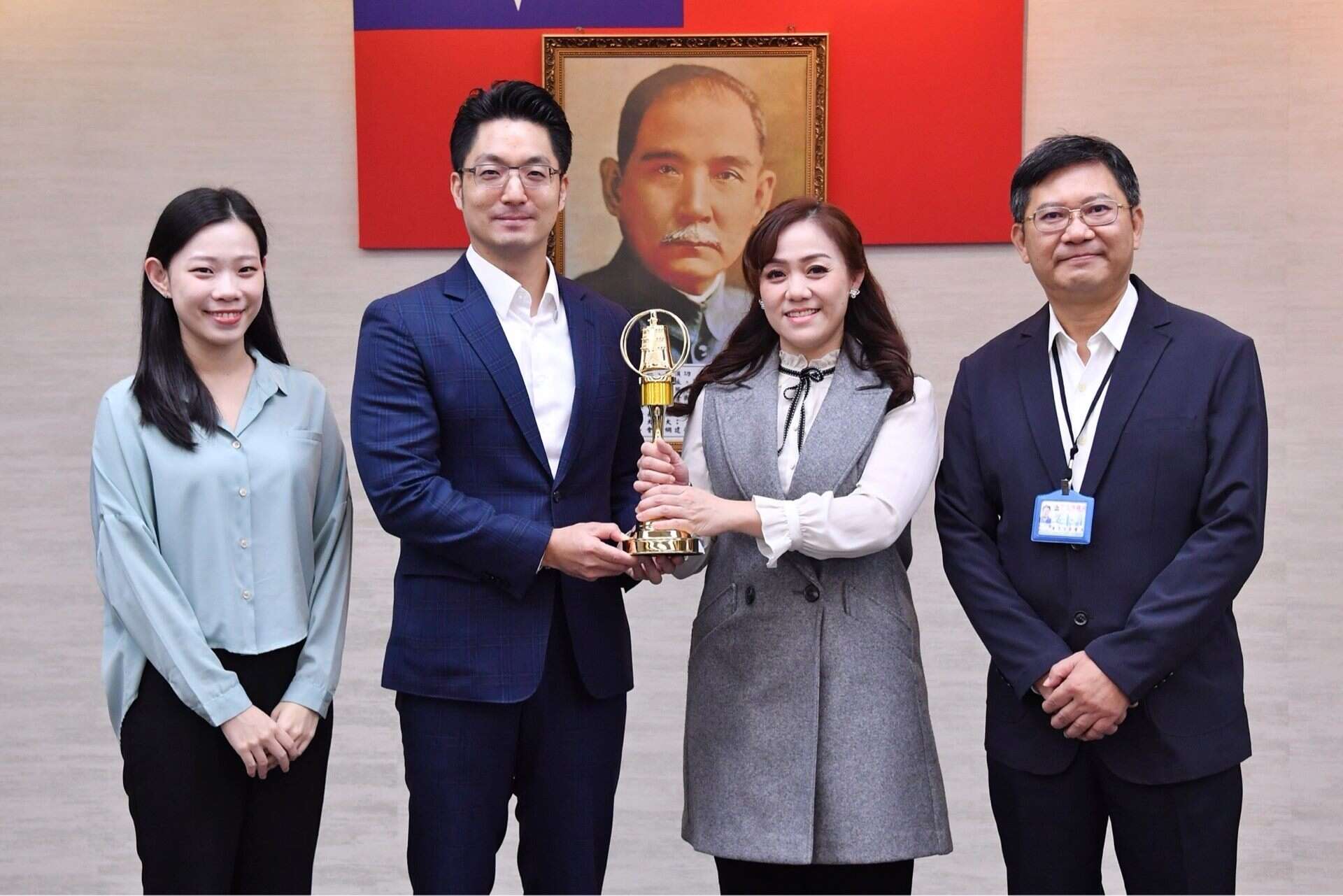 台北电台今(28)日市政会议由获奖节目主持人李颖珍向市长蒋万安陈献第4届客声奖最佳儿童及少年节目奖，以生活法律知识结合客语推广，展现台北市重视多元族群及语言发展的政策。（图片来源：台北市政府观光传播局）