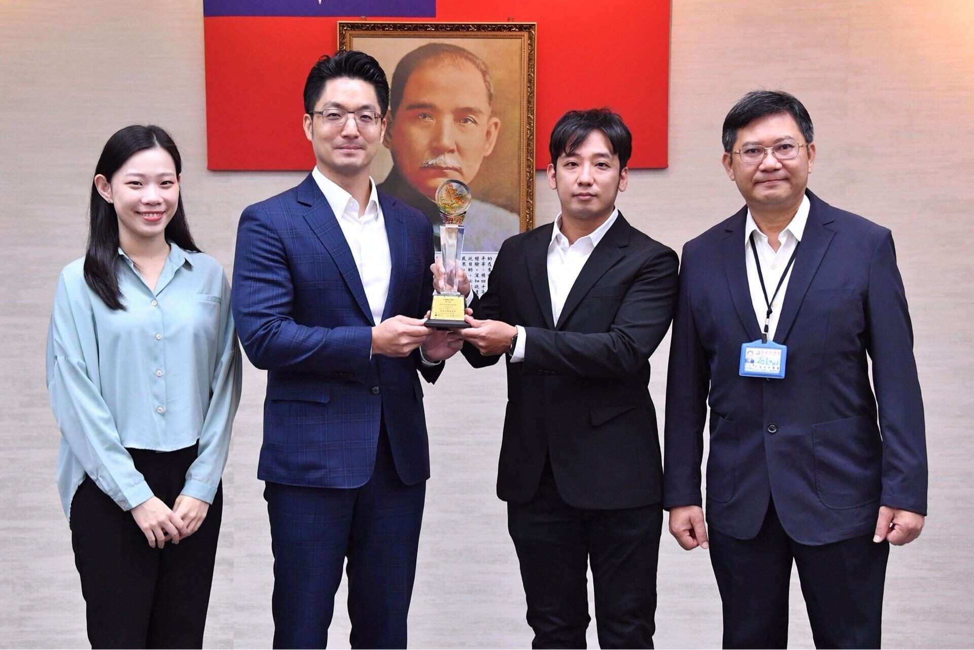 台北电台今(28)日市政会议由获奖节目主持人黄建钧(雷恩)向市长蒋万安陈献2025文创产业新闻报导奖广播新闻报导类优胜奖，展现台北电台兼具文化深度与创意能量的制作实力。（图片来源：台北市政府观光传播局）