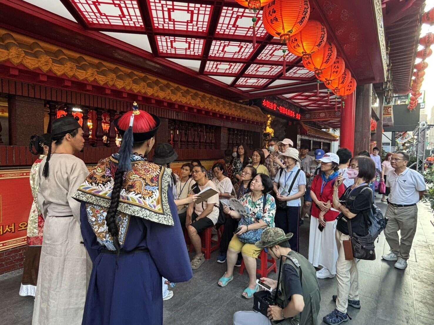 「走讀劇場—尋找陳星聚」以走讀結合戲劇，帶領觀眾穿梭於舊城街巷之間，重溫歷史的足跡。（圖片來源：臺北市政府觀光傳播局）