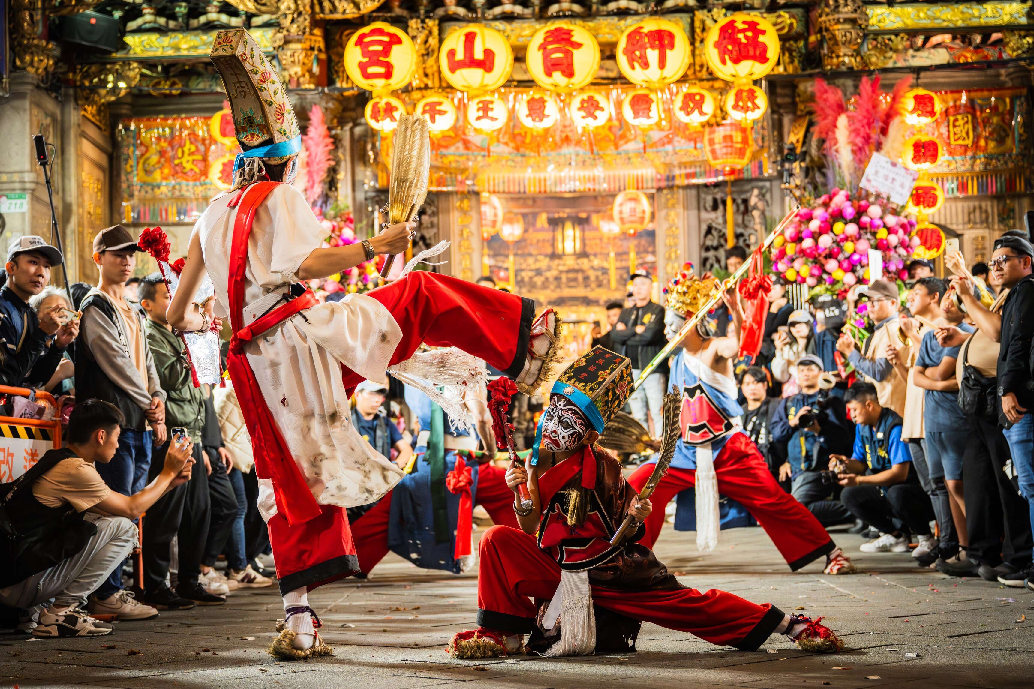 P06-09 廟宇文化-1 艋舺青山宮延續百年祭典傳統，於廟埕展開熱鬧非凡的藝陣演出。（攝影／詹登貴）