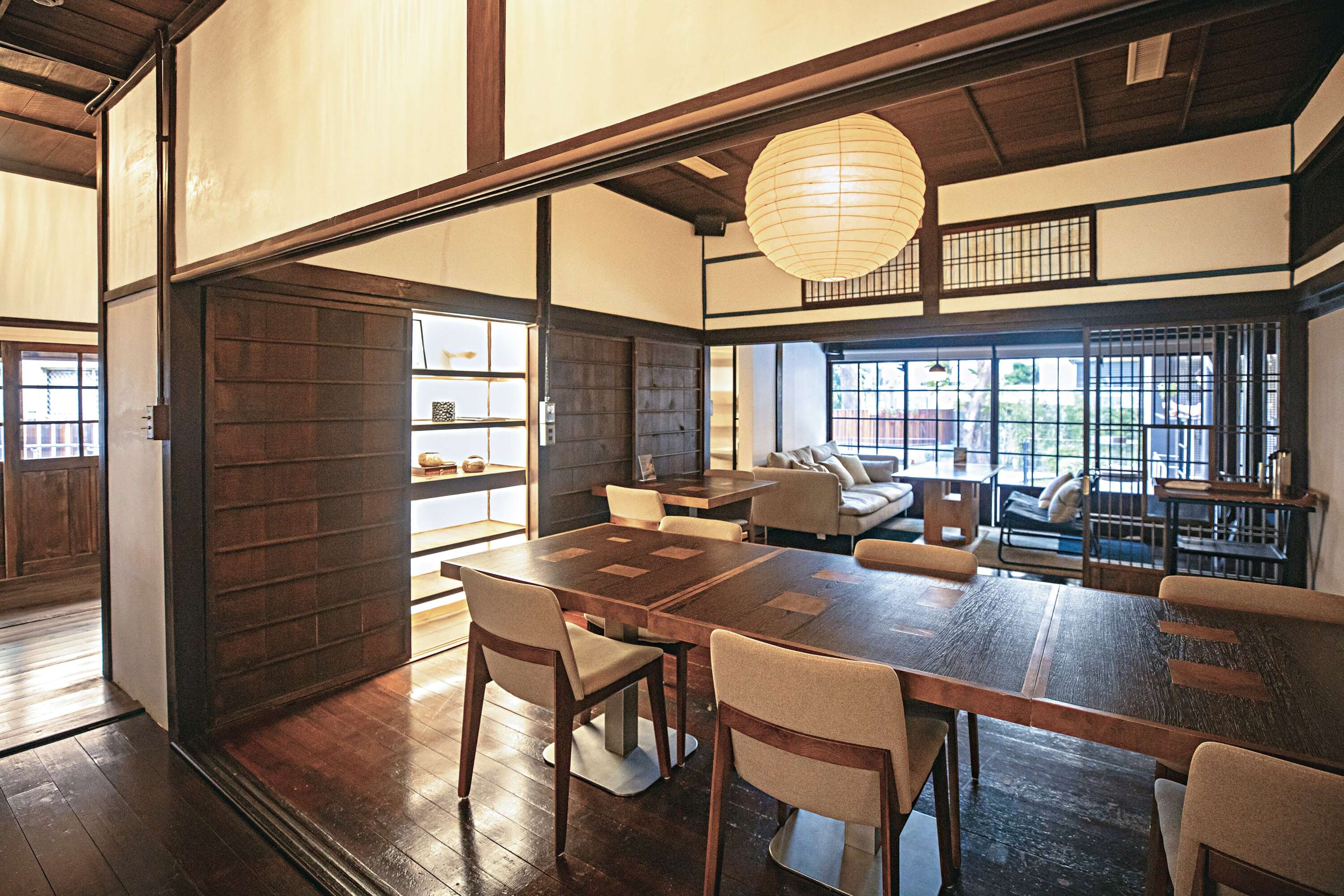 P14-17老屋活化-1 戴炎輝寓所由「輝室」進駐，用餐區仍保留具時代特色的日式建築空間。