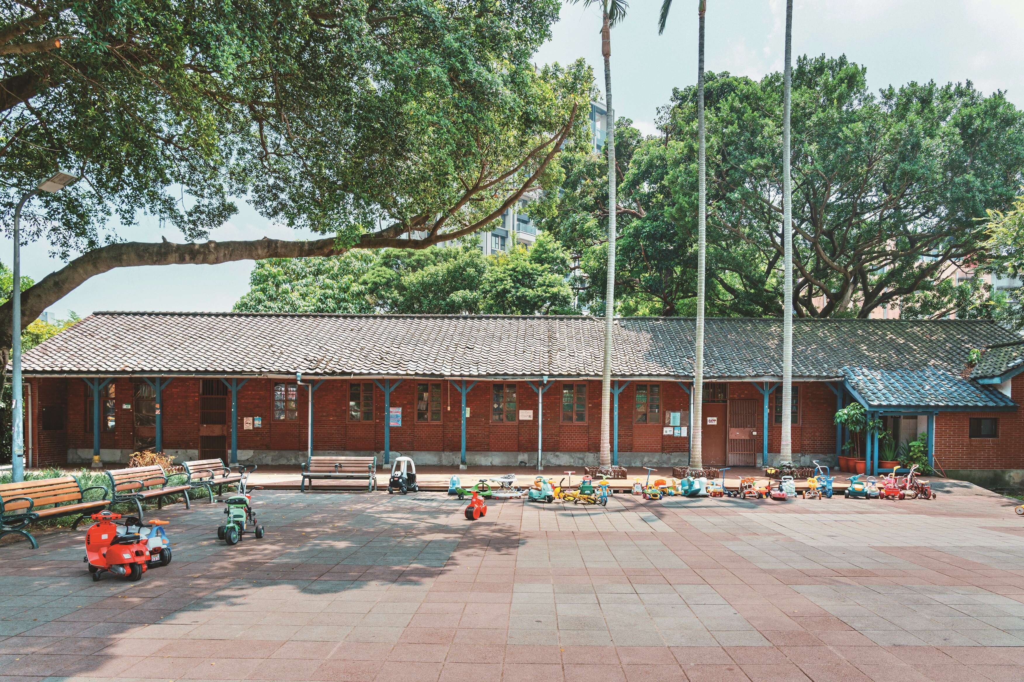 P20-23 漫遊-4 仁濟療養院舊址轉型為公園綠地與兒童遊戲場，延續其歷史記憶，轉化為民眾休憩的場域。（圖／台北市文化局）