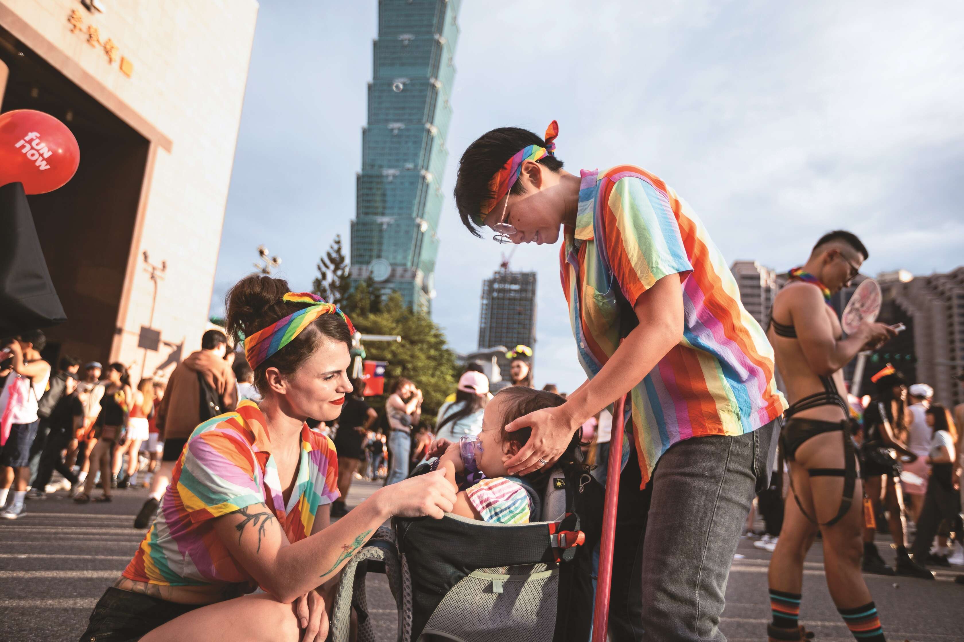 P32-35-寫真-8@鄒保祥-不分年齡在繽紛虹彩間感受愛與平權的氛圍。