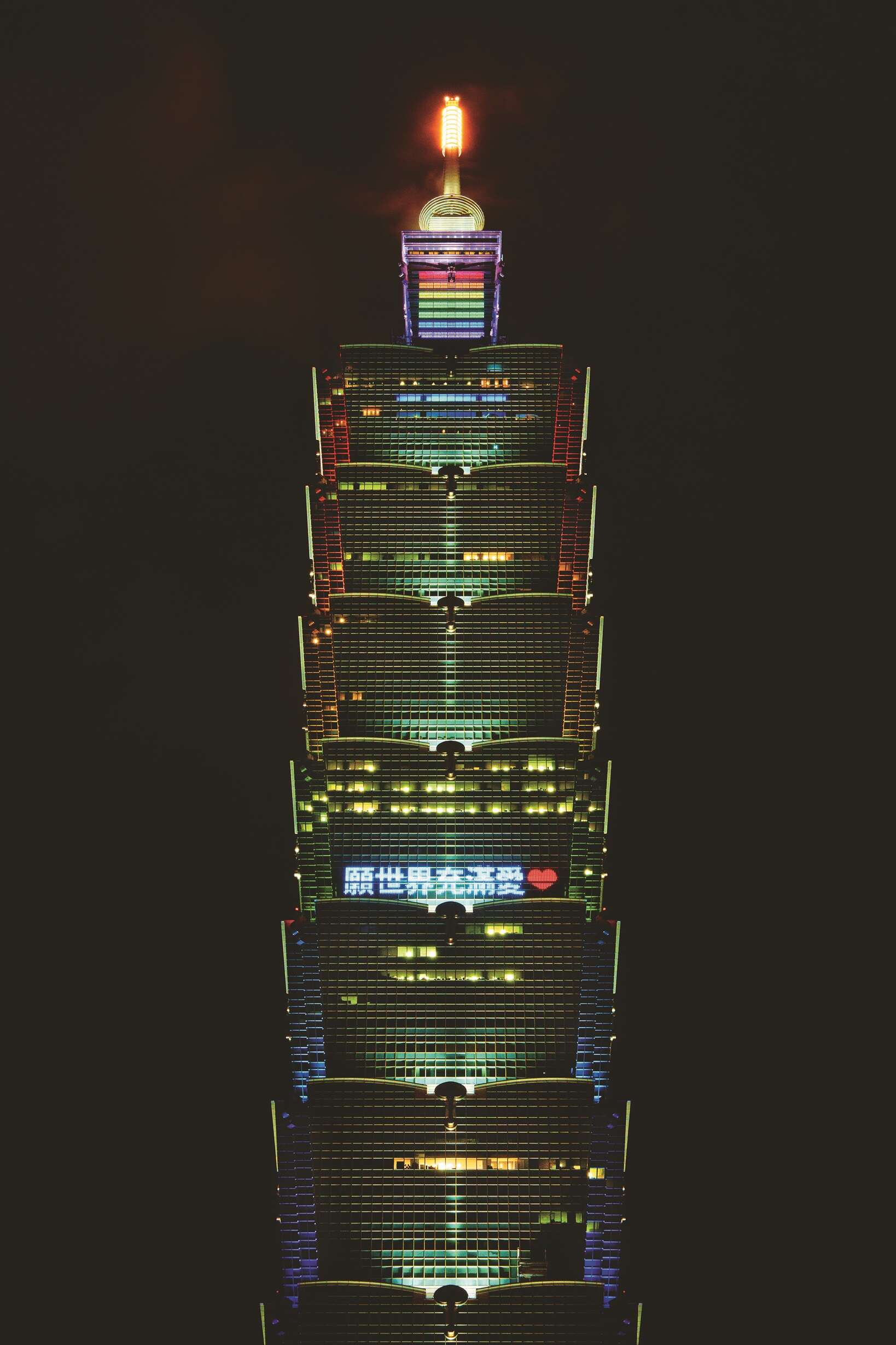P32-35-寫真-10@台北101-台北101大樓點上彩虹光影，呼應台灣同志遊行理念。（圖／台北101）