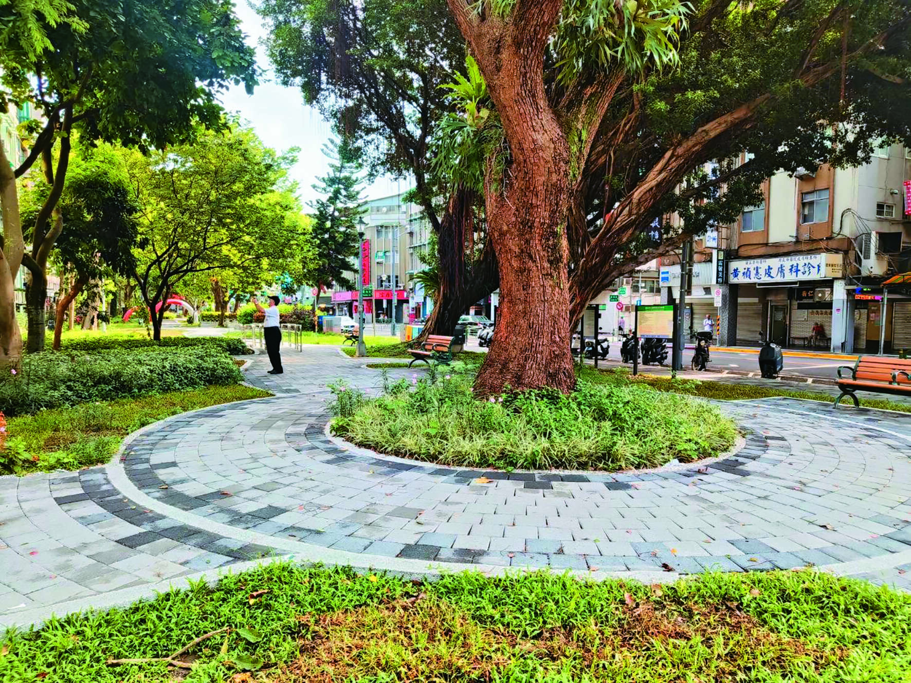 P46-47-城市指南-2@台北市工務局新建工程處-師大公園內步道鋪面更新，提供更好的步行體驗。　 (2)