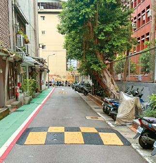 P46-47-城市指南-4@台北市交通局-浦城街增設減速丘，提醒行經駕駛需放慢車速。（圖／台北市交通局）