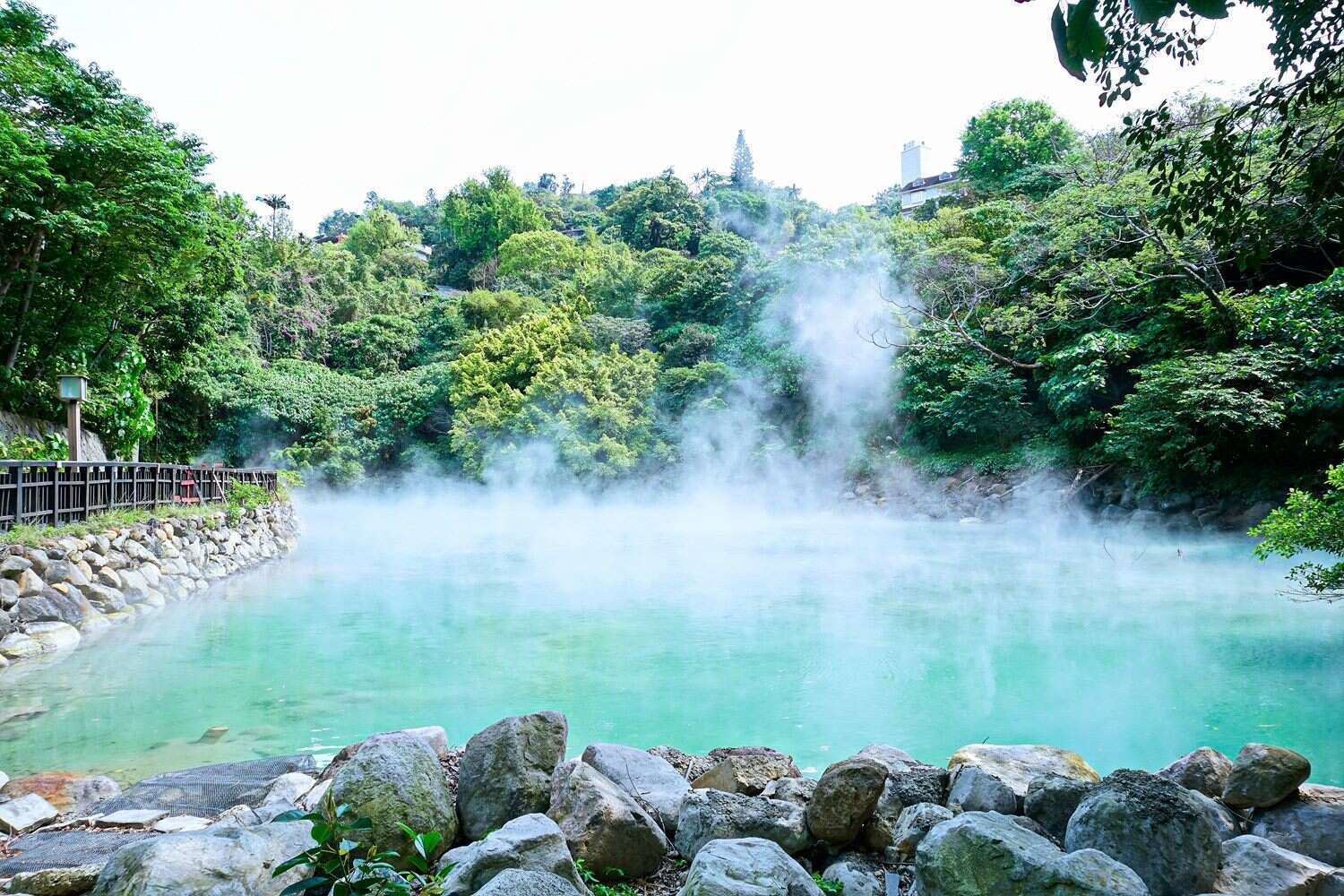 「北投温泉」每年吸引众多国内外旅客前往观光与泡汤。(图片来源：台北市政府观光传播局)