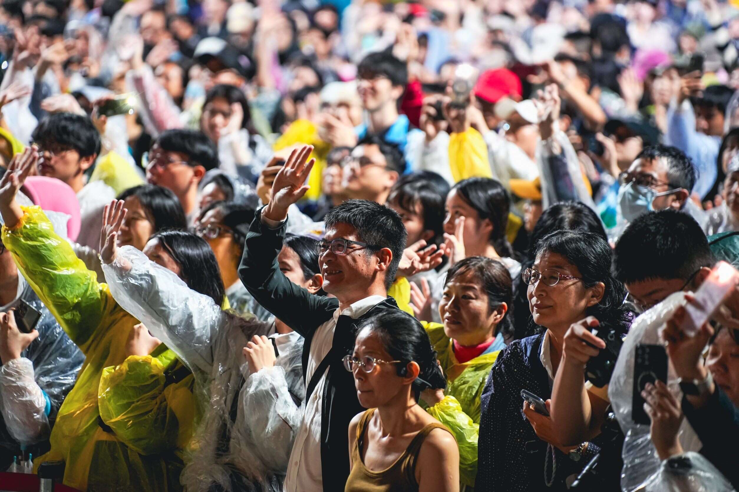 兩廳院廣場同步戶外轉播照常舉行，轉播現場也備有輕便雨衣供民眾領取。(圖片來源：臺北市政府秘書處)