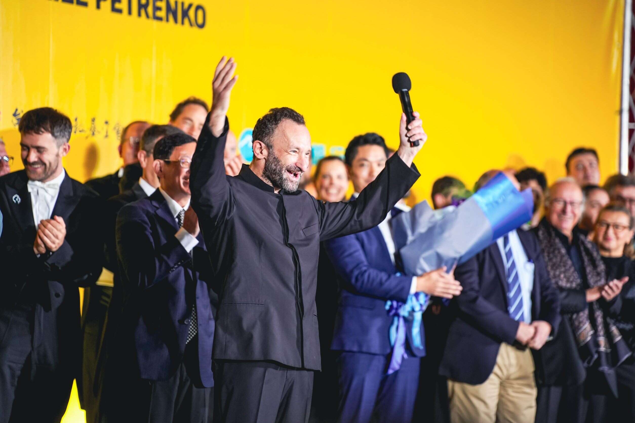 柏林愛樂睽違七年重磅回歸，首席指揮基里爾佩特連科（Kirill Petrenko)首次領軍，帶來3場音樂會，臺北再創全球直播歷史。特別現身兩廳院戶外廣場的同步轉播現場，向所有冒雨前來的樂迷致意。(圖片來源：臺北市政府秘書處)