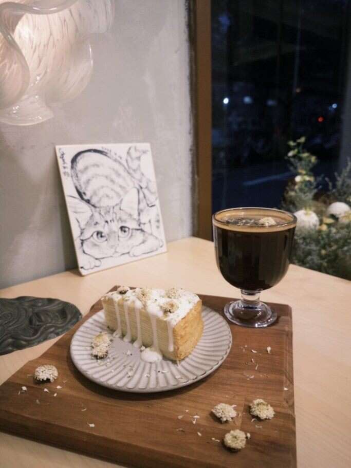 凹屋咖啡推出「菊韻食光套餐」,讓您能品嘗特調菊花美式及千層佐菊檬奶油蛋糕的絕佳風味