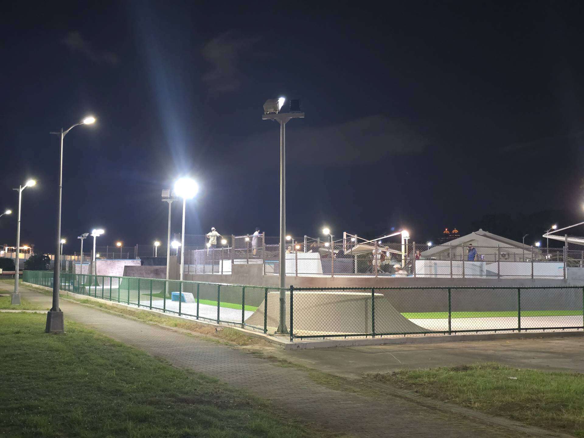 內湖休閒運動公園極限運動場設有夜間照明,並開放至晚上10點(圖片來源：臺北市政府工務局衛生下水道工程處)